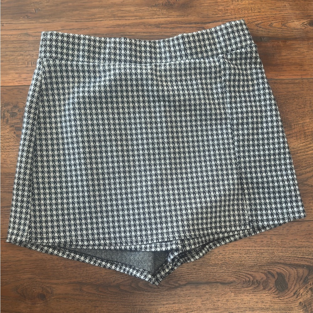 Black & White houndstooth Skirt/ shorts size small